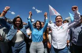La candidata a la presidencia Luisa González (c) junto a Andrés Arauz (d) y la prefecta del Guayas Marcela Aguiñaga (i) llegan a inscribir su candidatura para los comicios del próximo 20 de agosto, en Quito (Ecuador).