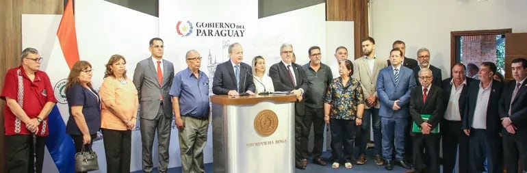 El ministro de Economía, Carlos Fernández  (c), y los firmantes del acuerdo para la creación de la Superintendencia de Pensiones. Fue ayer en Mburuvicha Róga.