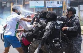 Manifestantes reciben gas lacrimógeno de un grupo de policías el pasado viernes, en una protesta de sectores afines al gobernante Movimiento al Socialismo (MAS) y en rechazo a la huelga indefinida en Santa Cruz, la mayor región de Bolivia.