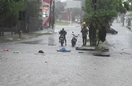 Motociclistas no pueden cruzar la vía ante la lluvia.