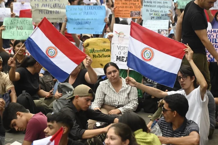Estudiantes de la Universidad Nacional de Asunción (UNA) en paro se manifiestan por el Arancel Cero sobre la calle El Paraguayo Independiente.