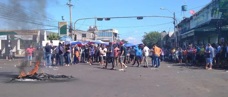 Los manifestante cerraron por algunos minutos la avenida Bernardino Caballero.