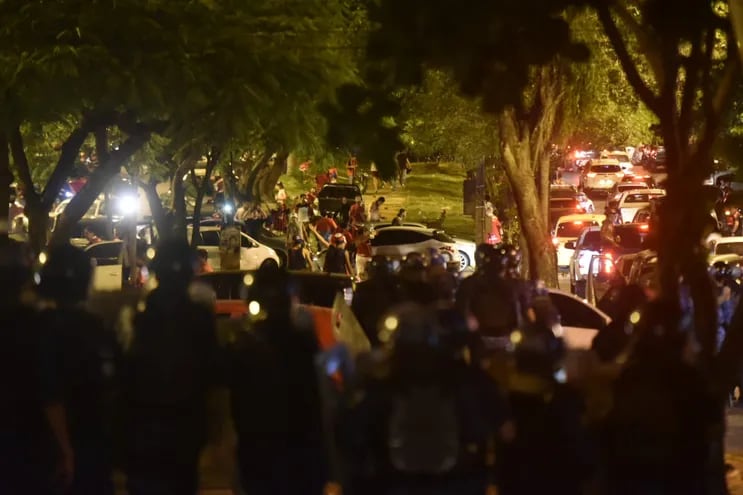 La Policía intervino y despejó la zona donde estaban festejando los hinchas de Cerro la obtención del campeonato, en Barrio Obrero.