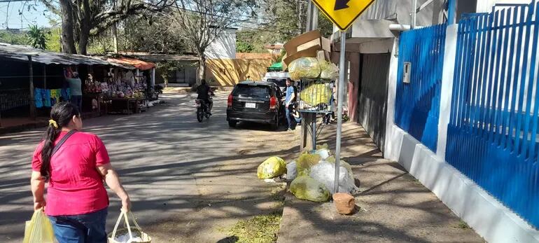 Las calles de Caacupé están atestadas de basuras