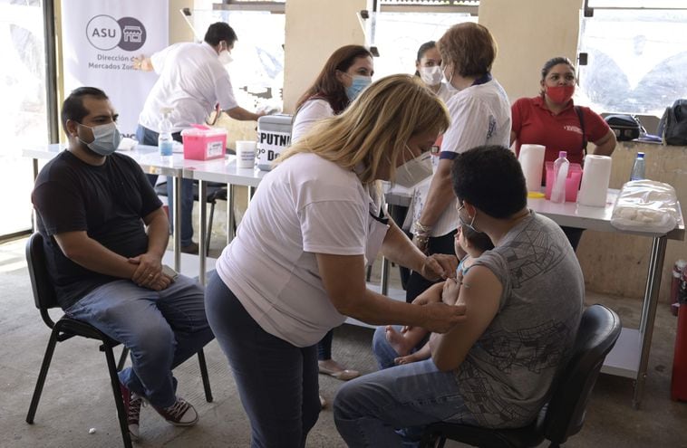 Imagen de una de las jornadas de vacunación contra el COVID en el Mercado 4 de Asunción.