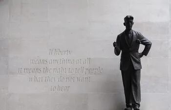 Estatua de George Orwell frente a la sede de la BBC Broadcasting en Portland Place.