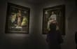 Un grupo de personas visita la exposición "Velázquez: un signo grandioso" que desde este martes muestra en las Galerías de Italia de Nápoles dos cuadros de juventud del maestro español, "La Inmaculada Concepción" y "San Juan en Patmos", prestados por la National Gallery de Londres.