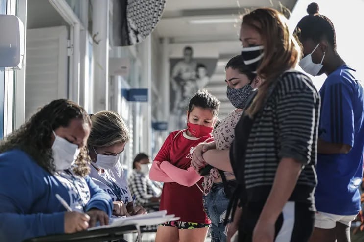 Varias personas asisten a una jornada de vacunación contra la covid-19 a residentes del complejo de favelas de Maré en Rio de Janeiro (Imagen referencial).