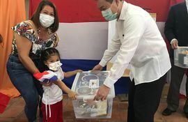 El embajador de Taiwán José Chih-Cheng Han, hace entrega de uno de los kits a una niña.
