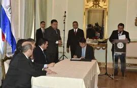 Representantes del Gobierno Nacional y Koica durante la firma de los convenios en el Palacio de López.