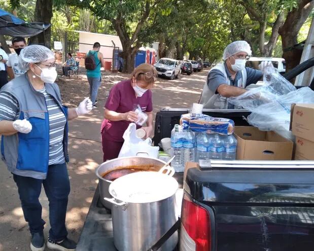 Voluntarios de la Pastoral Social llevan comida todos los días a familiares de pacientes por covid en el Ineram.