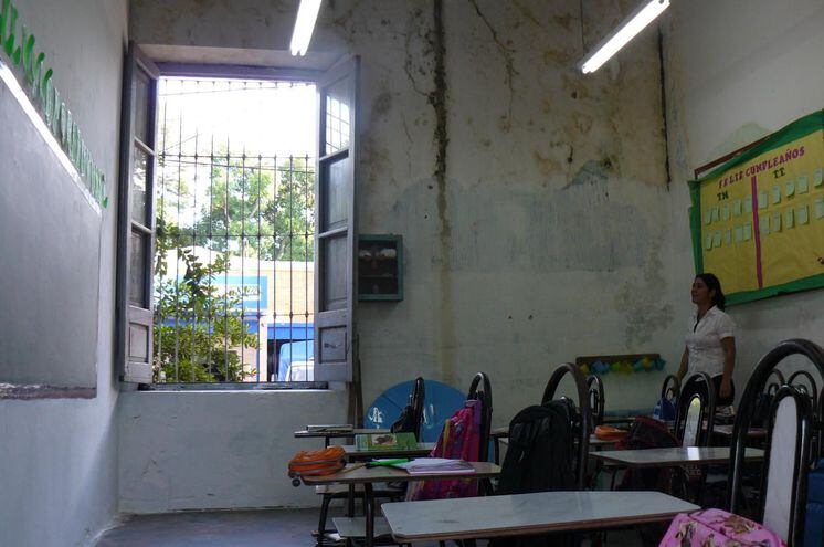 Alumnos vuelven a sus aulas con goteras - Nacionales - ABC Color