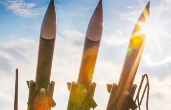 El Tratado prohíbe la utilización, desarrollo, producción, ensayos, almacenamiento y también las amenazas de utilización de armas nucleares.