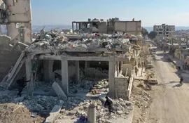 Una imagen aérea muestra a personas tratando de recuperar objetos de los escombros de un edificio derrumbado en la ciudad siria de Jindayris.