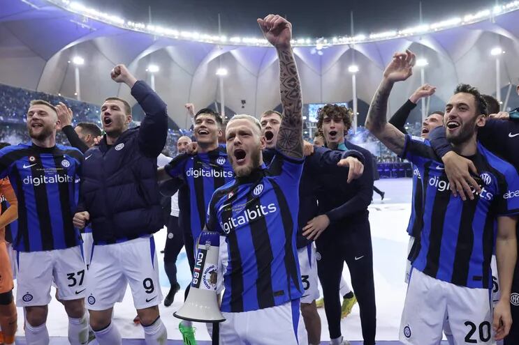 Los jugadores del Inter de Milán festejan después de golear al Milan y ganar la Supercopa de Italia