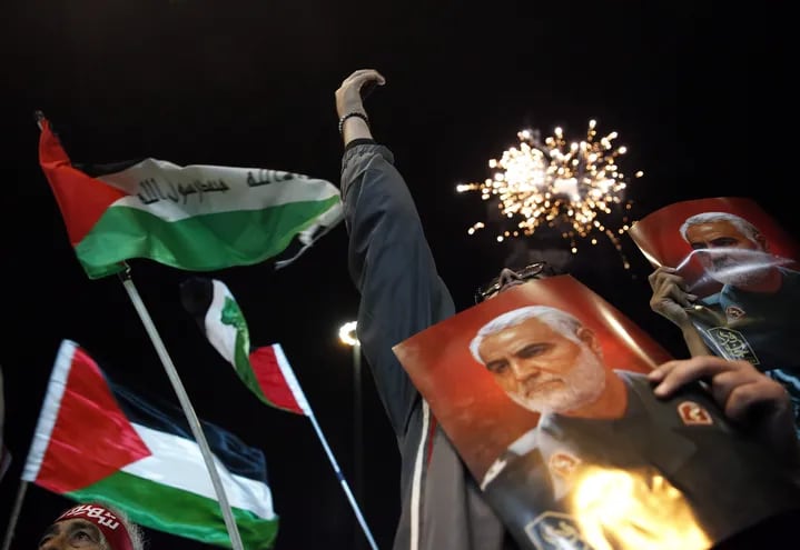 Iraníes simpatizantes de Hezbollah ondean banderas palestinas celebrando los ataques Hamas ha llevado a cabo contra Israel, a la vez que expresan su solidaridad con el pueblo palestino de la Franja de Gaza.
