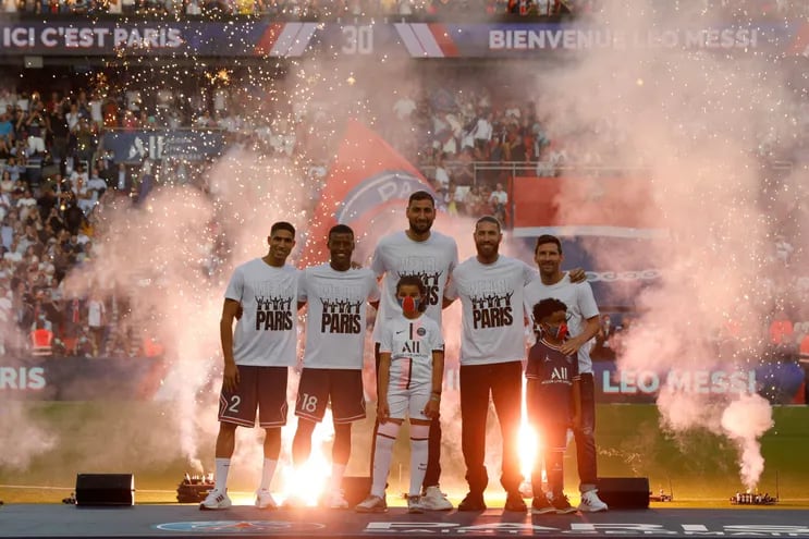 Además de Messi (d), también fueron presentados los otros refuerzos del PSG.