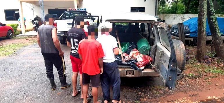 La brigada antiabigeato detuvo a cuatro personas e incautó una camioneta con 154 kilos de carne de dudosa procedencia.