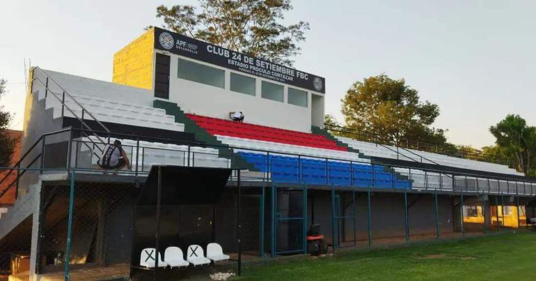 Colorido sector preferencial del estadio del 24 de Setiembre de Valle Pucú, sede de la finalísima.