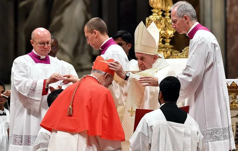 El papa francisco impone la birreta cardenalicia al padre Cristóbal López, hispano-paraguayo que sirvió en nuestro país durante muchos años, desde el ámbito salesiano, para toda la sociedad.