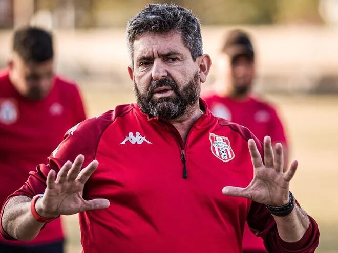 Humberto Ovelar, entrenador.