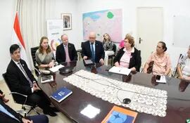 Pacientes oncológicos reunidos esta mañana con el ministro de Hacienda, Carlos Fernández y la ministra de Salud, María Teresa Barán.