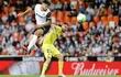 Salto impecable del paraguayo Omar Alderete, de Valencia, para cabecear el balón ante Moisés Gómez, del Villarreal. Valencia volvió a ganar luego de siete partidos.