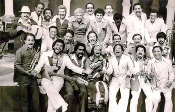 la-fania-all-stars-en-una-fotografia-de-1980-cheo-feliciano-esta-sentado-en-primera-fila-al-lado-de-la-cantante-cubana-celia-cruz-224139000000-1072909.jpg