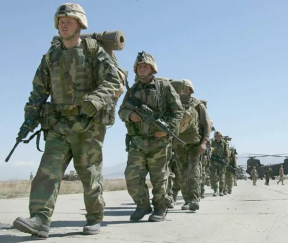 Soldados estadounidenses llegando a la base aérea Bagram, en Afganistán, en marzo de 2002. Este viernes, más de 19 años después, EE.UU. devolvió la base aérea a las fuerzas armadas afganas.