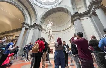 Visitantes toman fotografías de la escultura del David de Miguel Ángel este miércoles en la Galería de la Academia de Florencia, Italia.