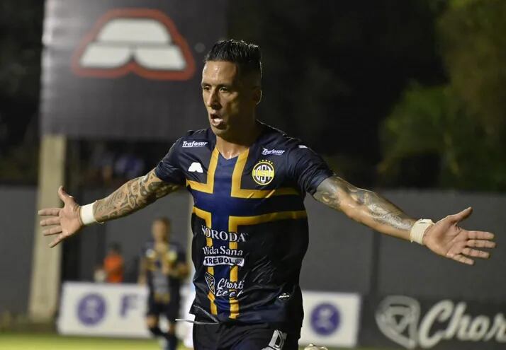 Lucas Barrios, de Trinidense, celebra su gol ante Resistencia en el Martín Torres.