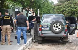 Policías de Crimen Organizado y Homicidios verifican el vehículo de Óscar González, en la calle.
