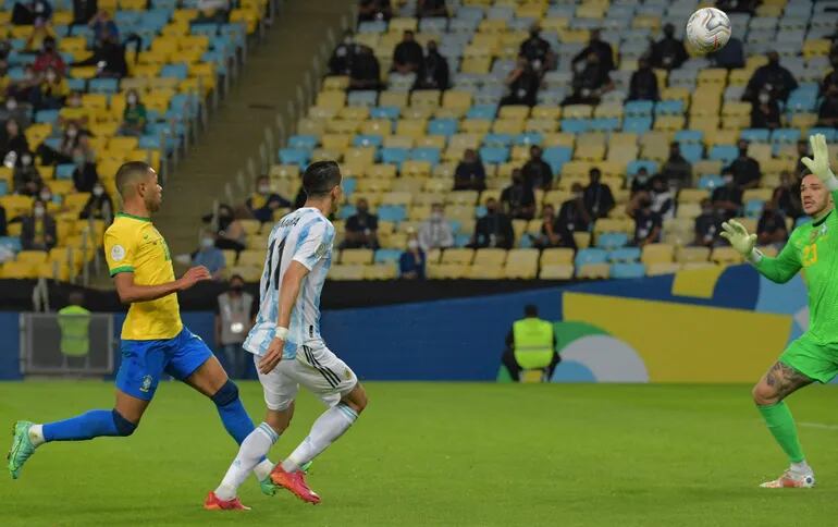 Ángel Di María le hace el sombrerito a Ederson para el gol argentino.