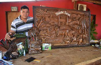 Es autodidacta en tallado de madera y en todo el país llega su trabajo con fina terminación