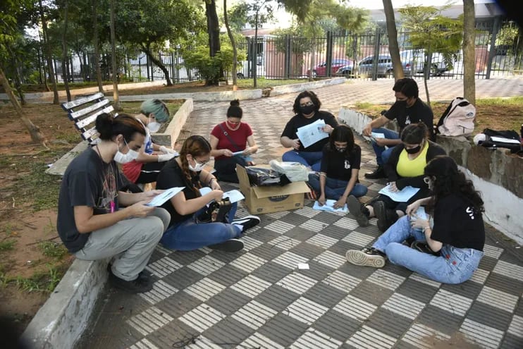 Estudiantes universitarios de "Eiru" se reunieron ayer en la plaza Italia para organizar el apoyo escolar a niños en situación de vulnerabilidad.