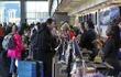 Pasajeros hacen cola para facturar su equipaje y reciben pases de embarque en el Aeropuerto Internacional Austin-Bergstrom, en Austin, Texas, EEUU.