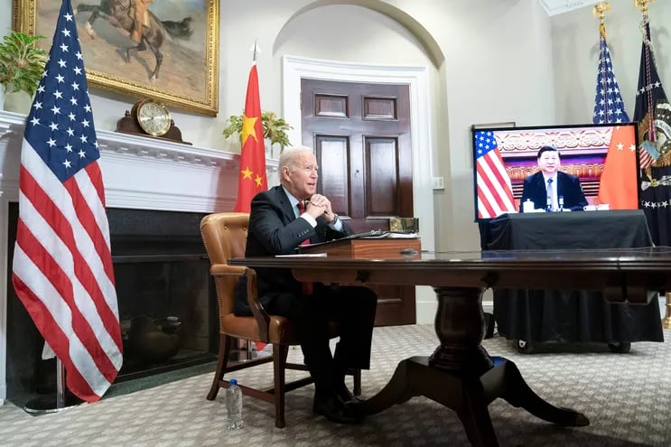 El presidente de EE.UU., Joe Biden durante la reunión virtual con el gobernante de China, Xi Jinping.