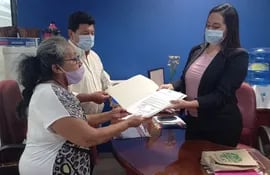Rosalina Robles, recibe de Angélica Mariño, secretaria del diputado Jorge Avalos Mariño, la copia de la ley de la declaración de su pensión graciable