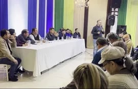 Efraín Alegre ayer en Villa Elisa con varios senadores electos.