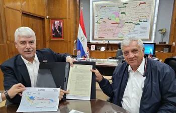 El ministro Arnoldo Wiens y el empresario Francisco Griñó firmaron la recepción de 1 km de refulado de la Costanera Sur. Con esto el Estado ya asume una deuda de US$ 9 millones.