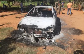 Así quedó el auto quemado en Ybyrarobaná.