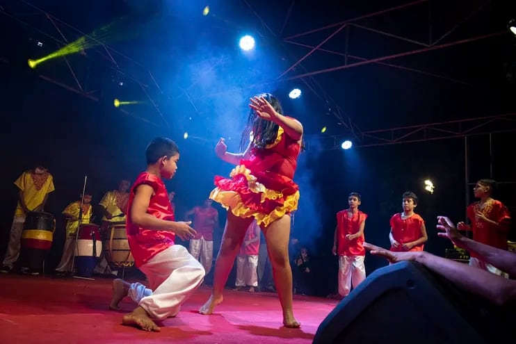 El Grupo Tradicional San Baltazar está conformado por niños, jóvenes y adultos bailarines y tamboriles afrodescendientes.