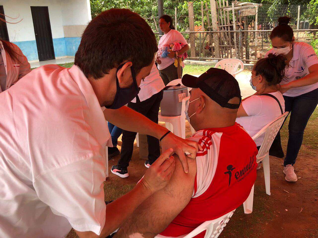 En el barrio San Blas, Cateura, ayer por la mañana los vecinos fueron inmunizados contra el covid.