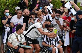 Cristiano Ronaldo se toma fotos con aficionado en su regreso al club de Turín.