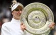 La tenista checa Marketa Vondrousova celebra con el trofeo de Wimbledon en el The All England Lawn Tennis Club, en Wimbledon.