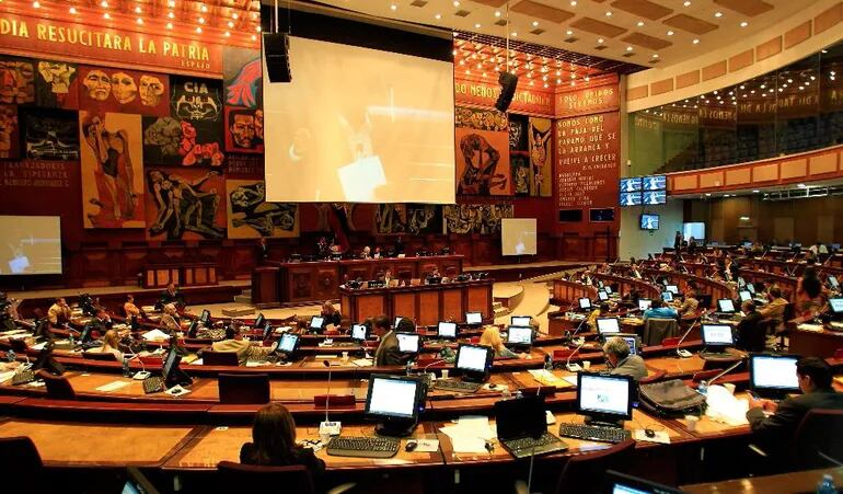Sede del Congreso de Ecuador (archivo). El Legislativo destituyó a diputada señalada de ofrecer cargos públicos.
