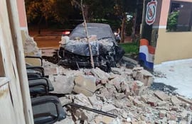 Conductor alcoholizado chocó violentamente contra Comisaría 20 de Asunción.