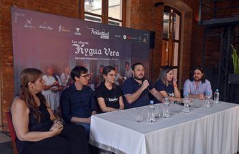 Tana Schémbori, José Benítez, Alejandra Almada, José Mazó, Teresa Jiménez y Jesús Ayllón en la conferencia de prensa de "Las alegres Kygua Vera".