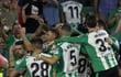 Los jugadores del Betis celebran el tercer gol del equipo bético durante el encuentro correspondiente a la jornada 34 de primera división que han disputado hoy lunes frente al Rayo Vallecano en el estadio Benito Villamarín de Sevilla.