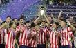 Los jugadores de la selección paraguaya Sub 23 festejan el título de campeón del Preolímpico Venezuela 2024.